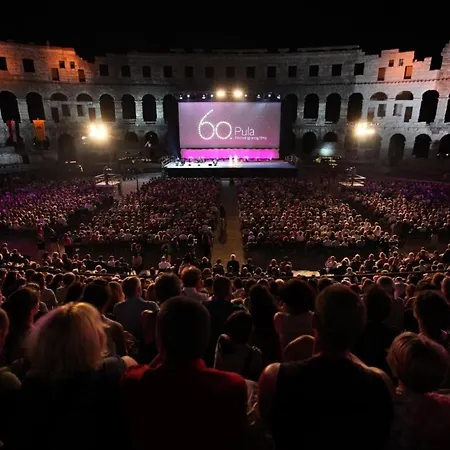 Cozy Colosseum Corner Pula