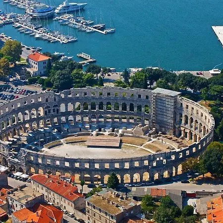 Cozy Colosseum Corner